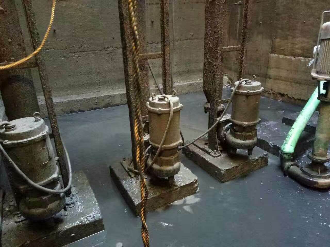 隆广镇污水池清理